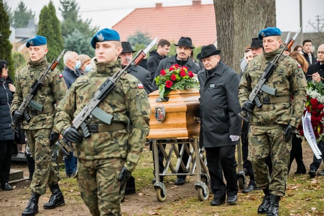 Rodzina, przyjaciele i uczniowie pożegnali go podczas uroczystości pogrzebowych, które rozpoczęły się o 12:00 na cmentarzu w Łochowie.