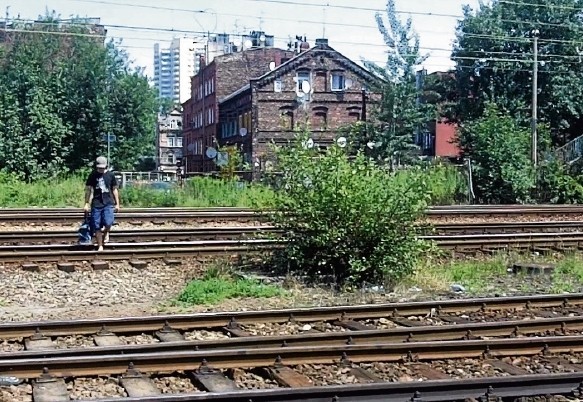 Katowice, tory w Zawodziu. Kładka jest po prawej stronie