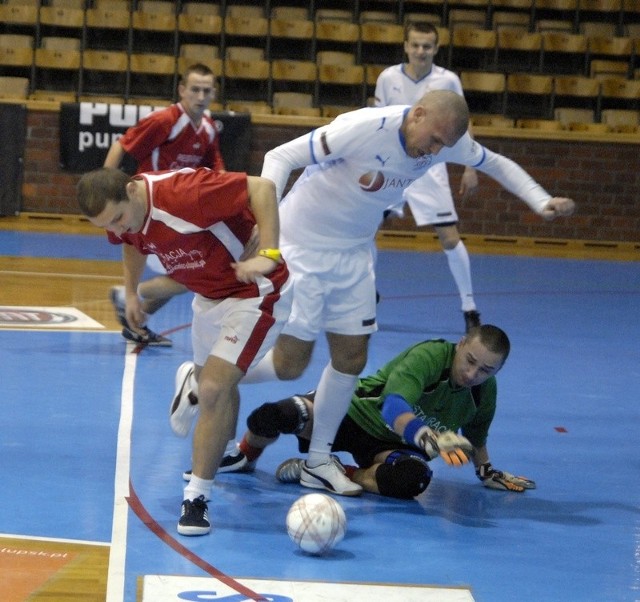 W turnieju regionalnym wystąpi 20 zespołów. W białym stroju Team Słupsk &#8211; Paweł Waleszczyk &#8211; mecz z IV Amber Cup.