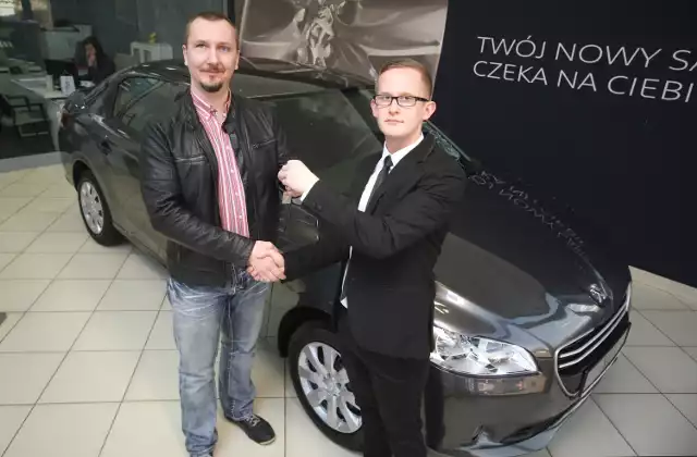 Auto przekazał naszemu zwycięzcy, Michałowi Szocie,  Paweł Bielecki, koordynator sprzedaży z salonu Peugeota w Kielcach.