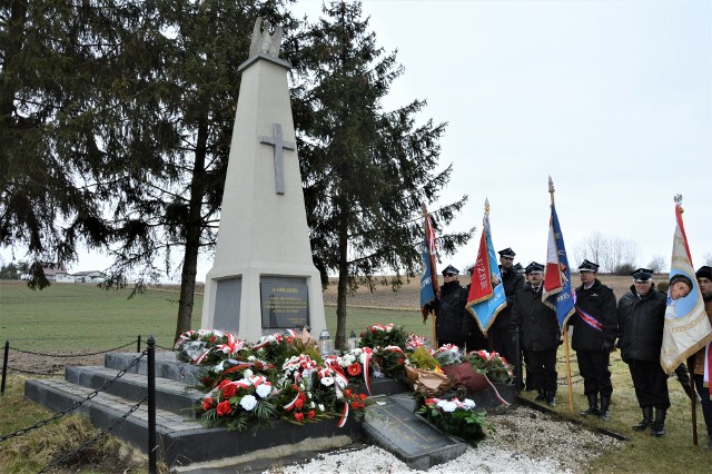 Obelisk upamiętniający ofiary zbrodni popełnionej przez Niemców w Łyszkowicach