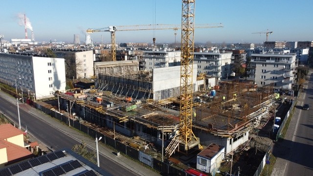 Trwa budowa nowej siedziby Zespołu Szkolno-Przedszkolny przy ulicy Grochowej. Obiekt ma być gotowy w 2026 roku