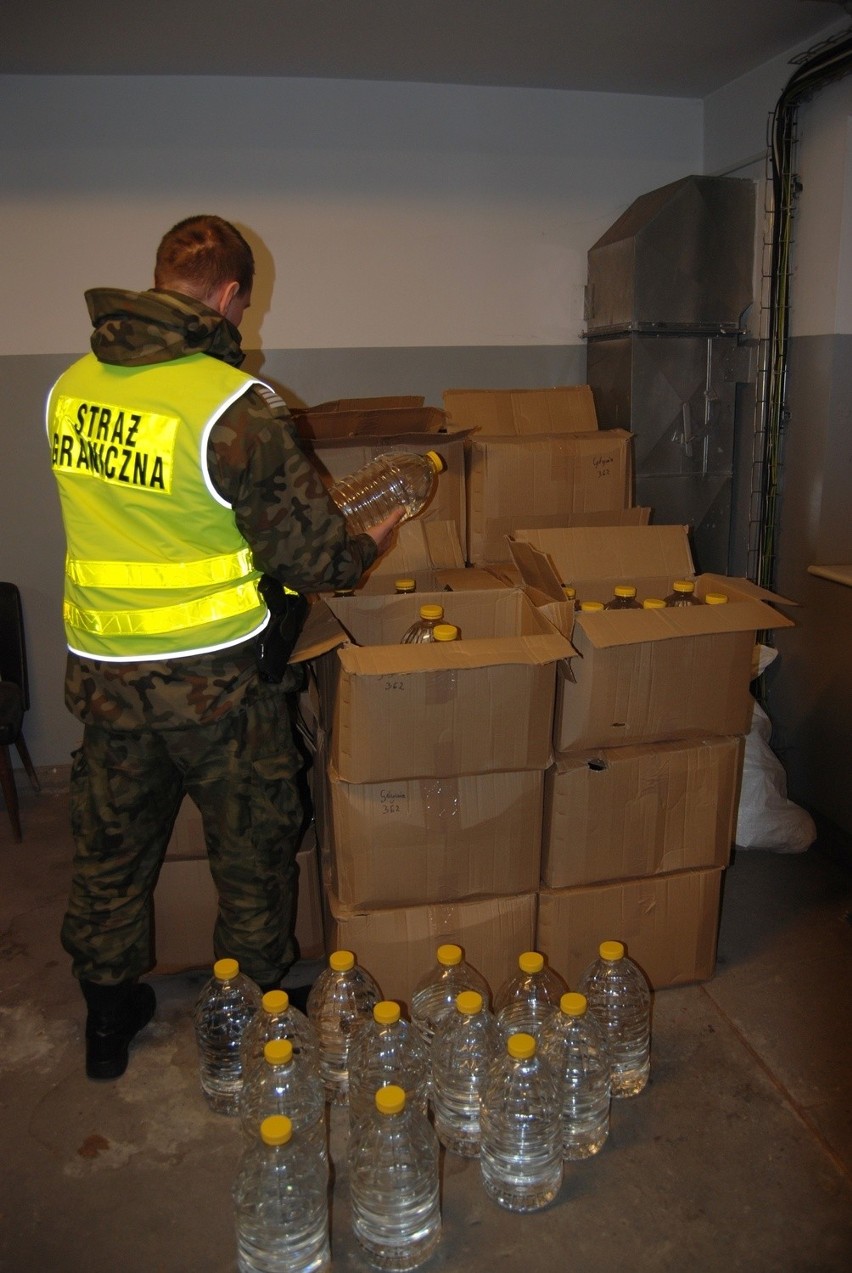 Gdańsk: 1500 litrów nielegalnego spirytusu w garażu [ZDJĘCIA, FILM]