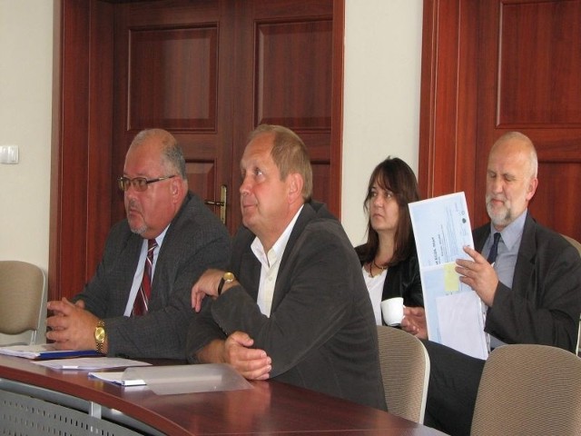 W pierwszym rzędzie od lewej prezes Stanisław Plewako i prokurent szpitalnej spólki Ryszard Górski