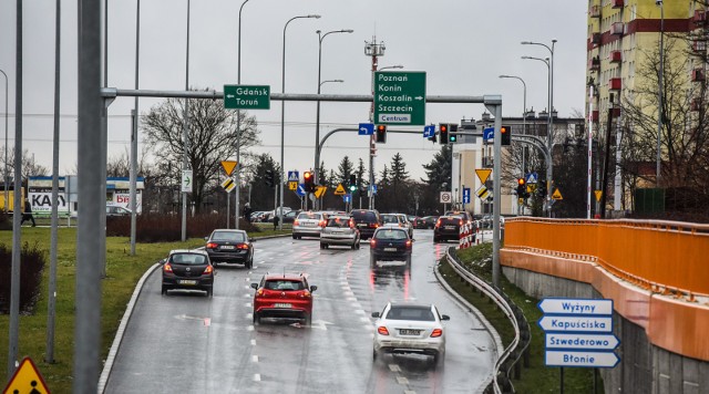 W 2017 roku ma również rozpocząć się wydłużenie Trasy Uniwersyteckiej. 500-metrowy odcinek połączy al. Wojska Polskiego z al. Jana Pawła II i ulicą Glinki. Krzysztof Kosiedowski, rzecznik ZDMiKP w Bydgoszczy o najważniejszych inwestycjach drogowych w 2017 roku