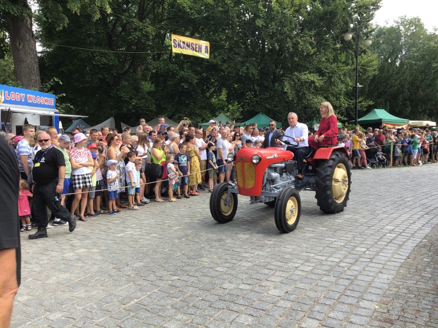 Ciechanowiec. Parada zabytkowych ciągników podczas dożynek wojewódzkich