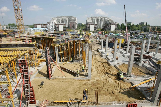 W rok na działce po dawnej kopalni wyrosła pierwsza w Katowicach galeria handlowa i centrum rozrywki. W planach było nawet wydłużenie "Elki" i opcja transportu na zakupy kolejką linową. Kosmiczny pomysł, prawda? Zobaczcie, jak w 2004-2005 budowano Silesia City Center w Katowicach!>>>>>>>>>