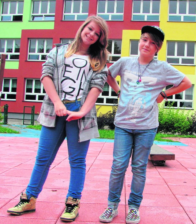 Dominice Fuczek i Olgierdowi Wasilewskiemu podobają się nowe kolory na elewacji ich szkoły - SP  11 w Oświęcimiu.