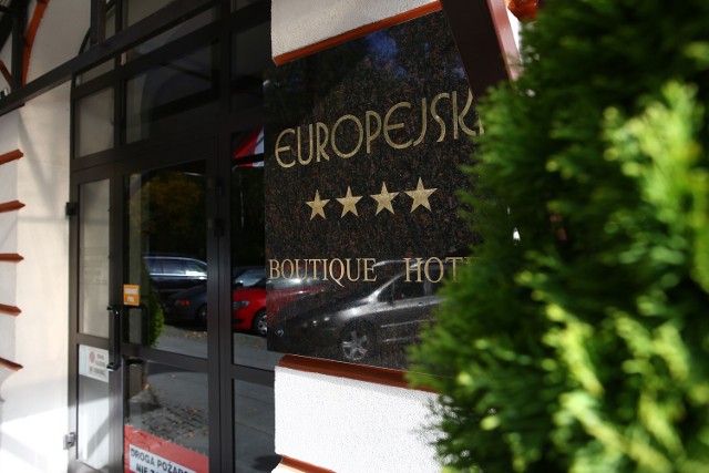 Hotel Europejski, 1 października, zaczął funkcjonować pod nową nazwą - Europejski Boutique Hotel. 30 września, decyzją marszałka województwa mazowieckiego, otrzymał kolejną, czwartą gwiazdkę. Stał się jednocześnie pierwszym w mieście hotelem butikowym. Ten rodzaj obiektów jest co raz bardziej popularny w naszym kraju, choć wciąż tworzy elitarną grupę. Dużą sławą hotele butikowe cieszą się już zagranicą. ZOBACZ TEŻ 300 restauratorów ukaranych. Sanepid kontroluje lokale w Zachodniopomorskiem(TVN24/x-news)