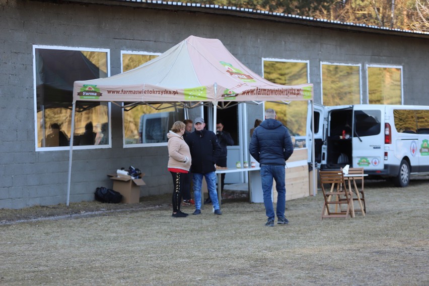 Świt Ćmielów po dobrej grze wygrał w meczu klasy okręgowej z Orlętami Kielce. Zobaczcie zdjęcia kibiców z tego spotkania