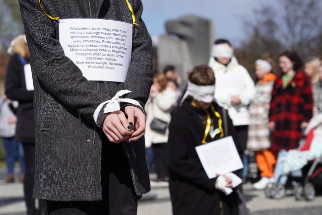 Akcja, spektakl społeczny miał na celu ponowne zwrócenie uwagi społeczności światowej na działania rosyjskich okupantów na terytorium suwerennej i niepodległej Ukrainy. Irpień, Bucza, Hostomel, Mariupol i wiele innych to nazwy miast, które odbijają się echem dzikich zbrodni. Rosja dokonała i nadal dokonuje ludobójstwa w Ukrainie.