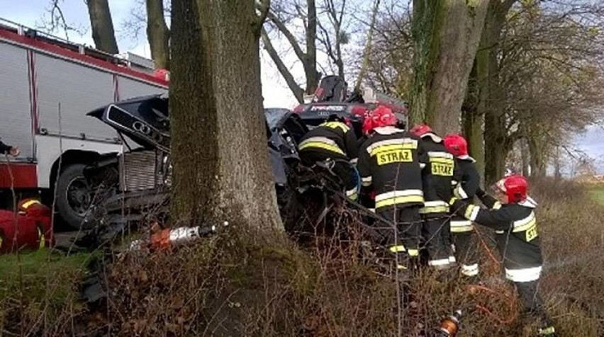 Wypadek w gminie Tczew. Auto uderzyło w drzewo