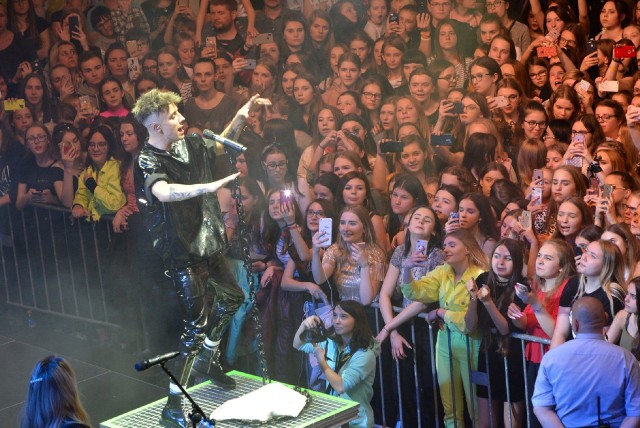 Już około godziny 16 zjawiły się w piątek, 17 maja, w Galerii Korona Kielce fanki Dawida Kwiatkowskiego, który miał tam wieczorem dać koncert podczas Nocy Zakupów. Nastolatki rezerwowały miejsca pod sceną i jak mówiły, siedząc na podłodze, będą czekać na swojego idola. Zobacz zapis transmisji live. Więcej zdjęć na kolejnych slajdach.O godzinie 20 na scenie pojawił się Dawid  Kwiatkowski – utalentowany wokalista i laureat Europejskiej Nagrody Muzycznej MTV dla najlepszego polskiego wykonawcy. Wokalista pomimo swojego młodego wieku ma już na swoim koncie ponad 500 koncertów. Z okazji 7 urodzin Galerii zaśpiewał dla publiczności swoje największe hity. Bardzo młoda publiczność na koncercie bawiła się znakomicie, śpiewając razem z wokalistą najpopularniejsze utwory.Koncert, na którym zjawiły się tłumy ludzi, był wielkim wydarzeniem dla najmłodszej kieleckiej widowni i znakomitym urodzinowym akcentem dla Galerii Korona.