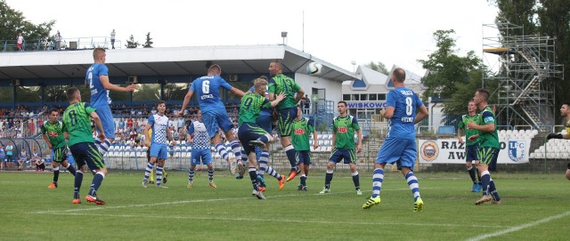 Hutnik - Barciczanka. Mariusz Bienias (nr 6) właśnie zdobywa gola na 2:1