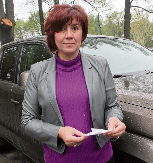 Pani Elżbieta Michalak nie mogła wykupić biletu w parkomacie. Choć to nie jej wina, musi sama walczyć o anulowanie mandatu