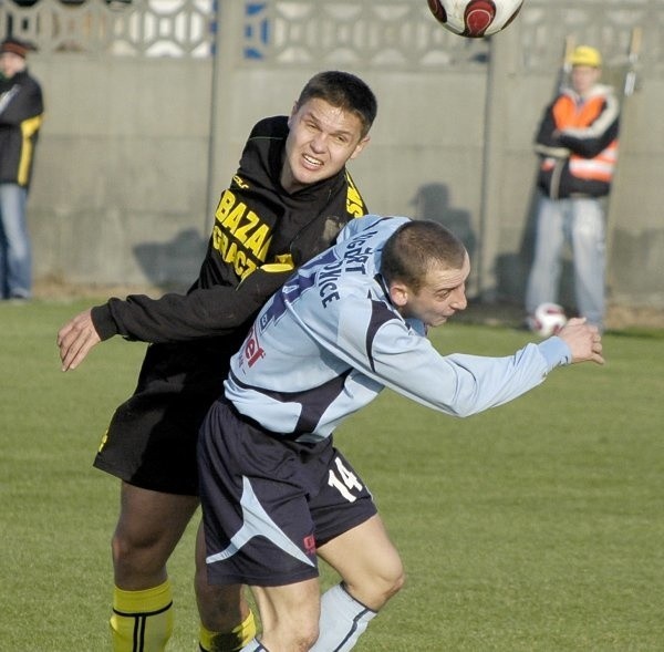 O piłkę walczą: Piotr Kardas (Skalnik, z lewej) i Mateusz Mikler.