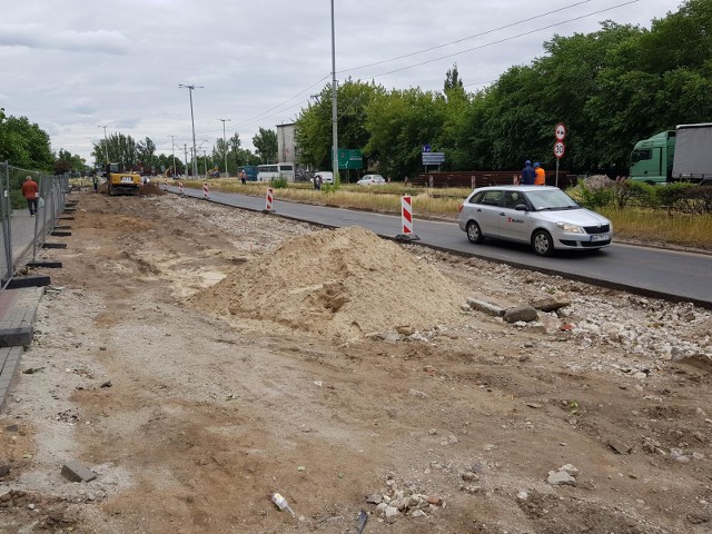 Tak w poniedziałek po południu wyglądał plac budowy od strony ulicy warneńczyka. Wykonawcy zajęli się demontażem trakcji i torów tramwajowych