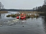 Strażacy... odholowali wyspę! Takiej akcji w Lubuskiem chyba nikt jeszcze nie widział!