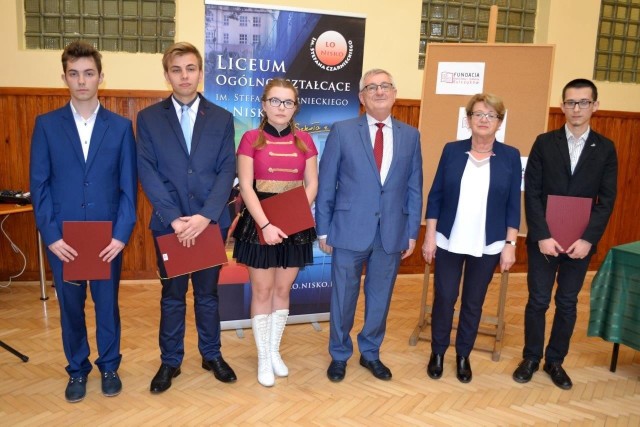 Licealiści nagrodzeni stypendiami od fundacji założonej przez rodzinę Kulczyków, obecnych na uroczystości