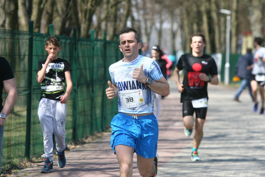 Biegli w niedzielę nad Zalewem Zemborzyckiem. To ostatni bieg z cyklu "Cztery Dychy do Maratonu" [DUŻO ZDJĘĆ]