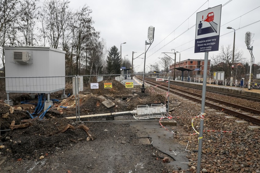 Przystanek kolejowy Kraków Sidzina w opłakanym stanie [ZDJĘCIA]