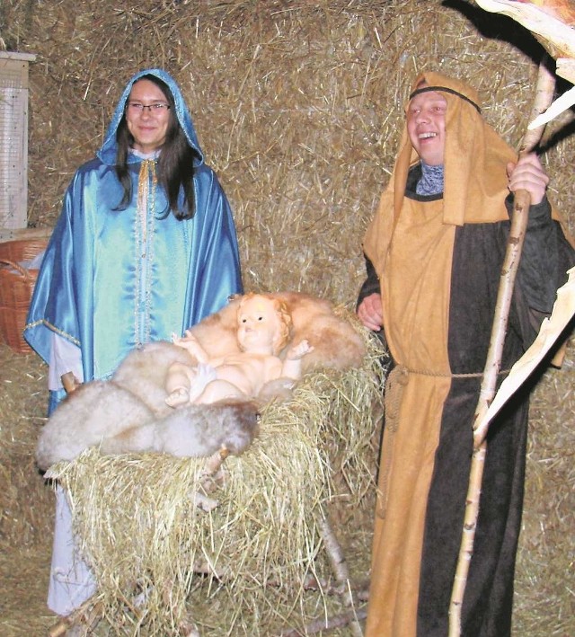 Agnieszka i Kuba z Gdowa czuwali przy żłóbku w świąteczny wieczór