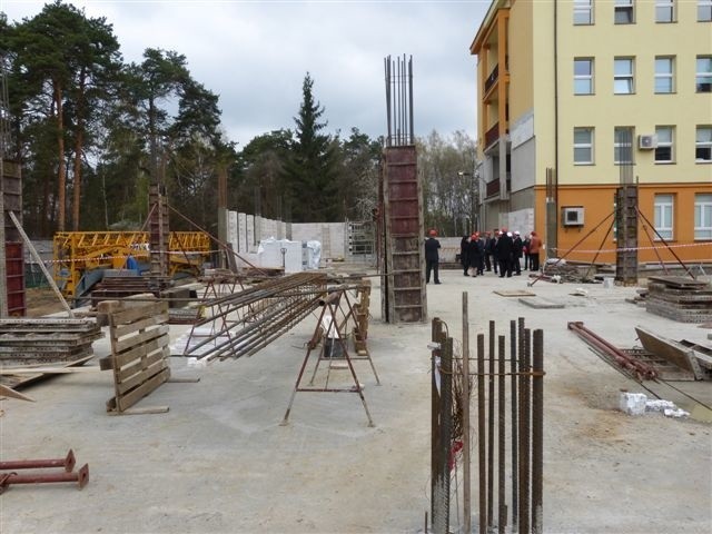 Włoska delegacja odwiedziła budowę Centrum Kardiologii Inwazyjnej, Elektroterapii i Angiologii przy szpitalu w Ostrowcu Świętokrzyskim. Budynek ma być gotowy jesienią.