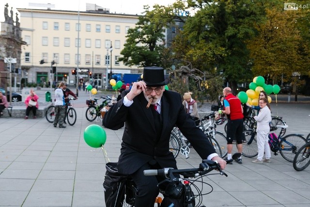 Był to pierwszy rowerowy Tweed Ride w naszym mieście. Odbył się również konkurs na najlepszą stylizację. Na koniec odbyła się swingowa potańcówka w Piwnicy Kany. Polecamy też:Patryk Vega i gwiazdy polskiego kina w Szczecinie. Kręcą "Kobiety mafii 2"