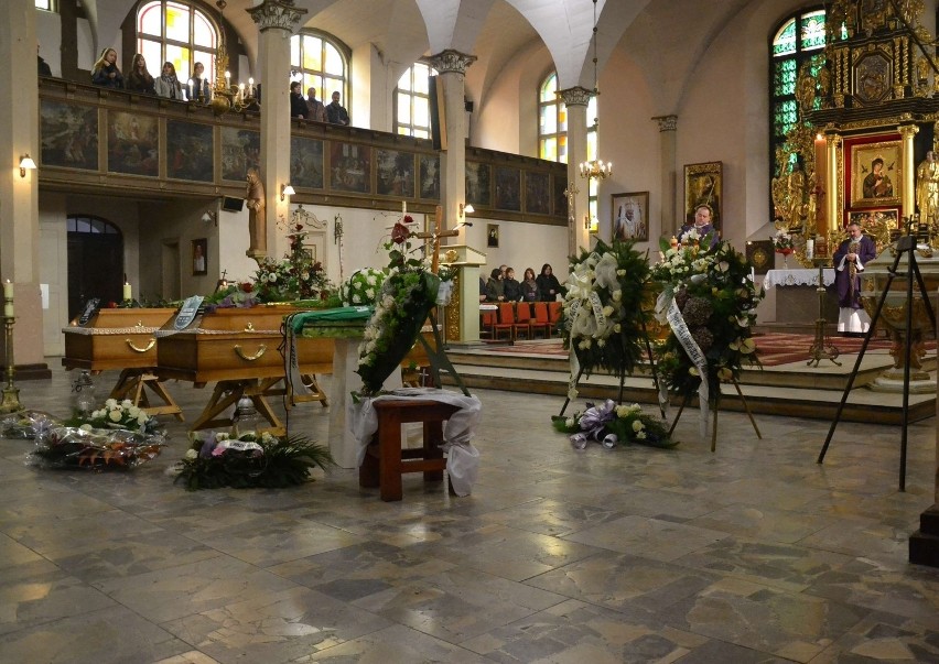 Pogrzeb ofiar tragicznego wypadku w Gnojewie [ZDJĘCIA]