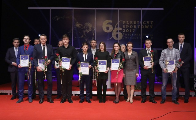 Laureaci plebiscytu sportowego 2017 w powiecie kazimierskim z osobami, które wręczały im wyróżnienia