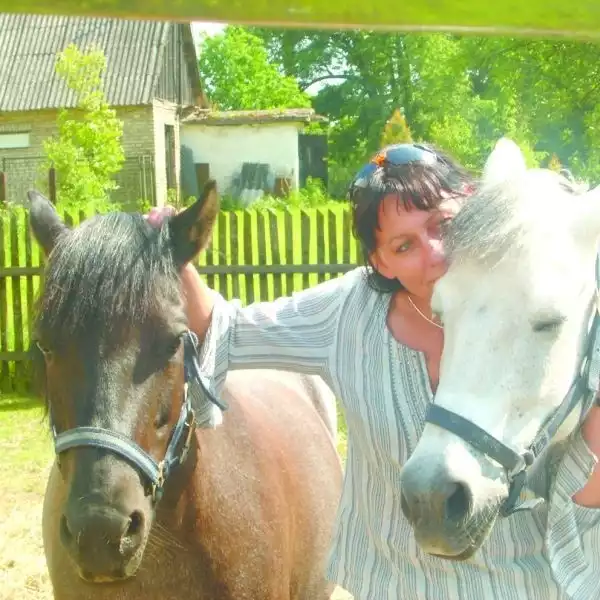 Ela Stelmaszuk w Kucykowie spędza niemal każdy dzień: &#8211; Uwielbiam konie &#8211; mówi.