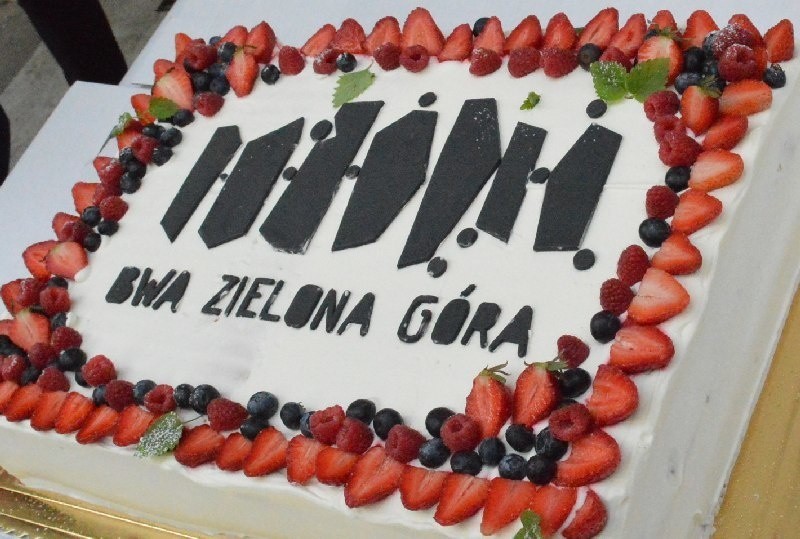 Mecz koszykówki, tort, DJ... "Jesteśmy" - Galeria BWA w Zielonej Górze świętuje 50. urodziny (wideo, zdjęcia)