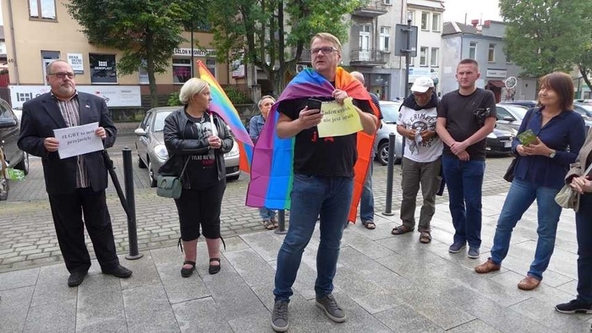 Protest pod sądem w Olkuszu przeciwko słowom abp Jędraszewskiego