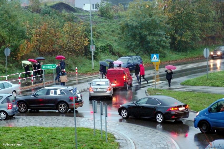 Protest kobiet w Stargardzie. Marsz od Ronda Solidarności przez Rondo Pionierów do ronda w centrum miasta. ZDJĘCIA, WIDEO