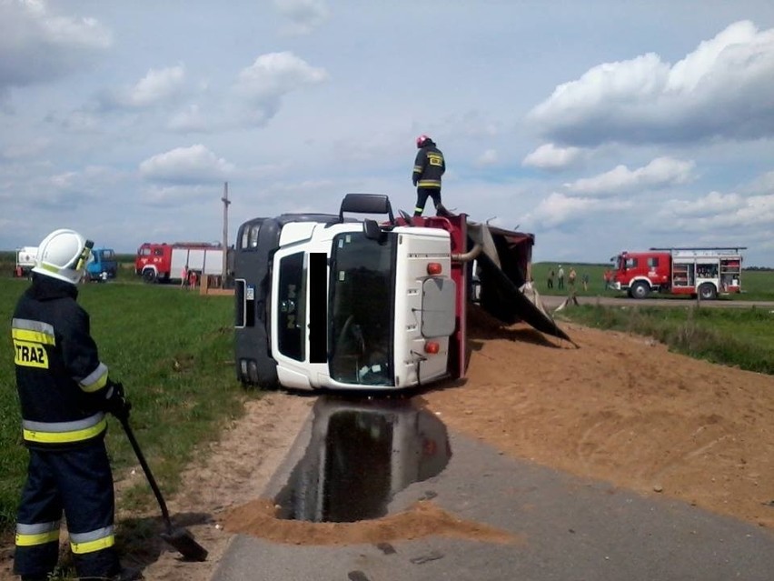 Glinki - Słucz. Zderzenie ciężarówek. 20 ton ładunku zablokowało drogę