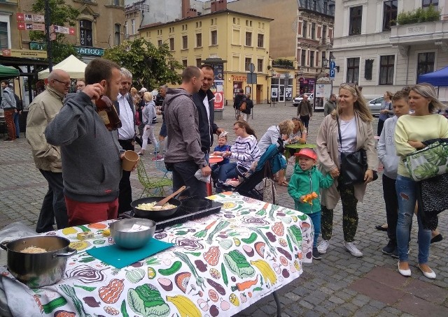 Do historii przeszedł kolejny Wolny Jarmark Śniadaniowy w Toruniu. Na Rynku Nowomiejskim zebrali się się gospodarze, którzy postawili na rolniczy handel detaliczny i ekologiczni wytwórcy. Na stołach kusiły przysmaki bez sztucznych dodatków i polepszaczy - wśród nich potrawy i smakołyki wegańskie i witariańskie, warzywa i owoce, miody.Na następnych stronach kolejne zdjęcia.Wolny Jarmark Śniadaniowy w Toruniu, 7.07:_____________Projekt współfinansowany ze środków WFOŚiGW w ramach projektu Edukacji Ekologicznej 2019-2020.