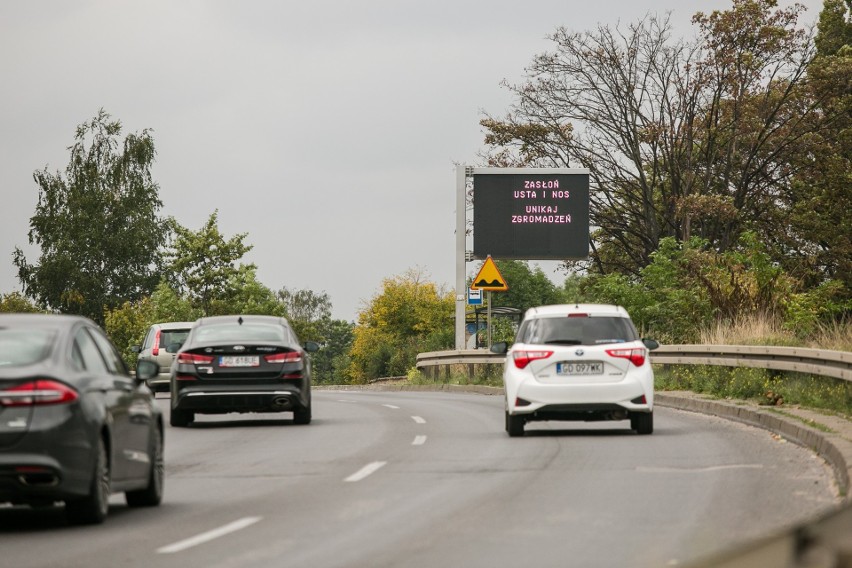 Gdańsk w żółtej strefie od 3.10.2020 r. Na tablicach zmiennej treści pojawiły się specjalne komunikaty. Jakie obostrzenia w żółtej strefie?