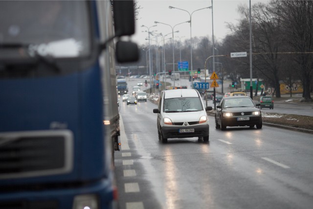 Policjanci zatrzymali 36-letniego pijanego kierowcę ciężarówki. Jechał z ułańską fantazją na autostradzie A1 pod Łodzią: nie zważał na inne pojazdy, wszystkie okna w kabinie miał otwarte, a gdy zauważył radiowóz schował się za pędzące przed nim  ciężarówki. CZYTAJ DAELJ >>>>...