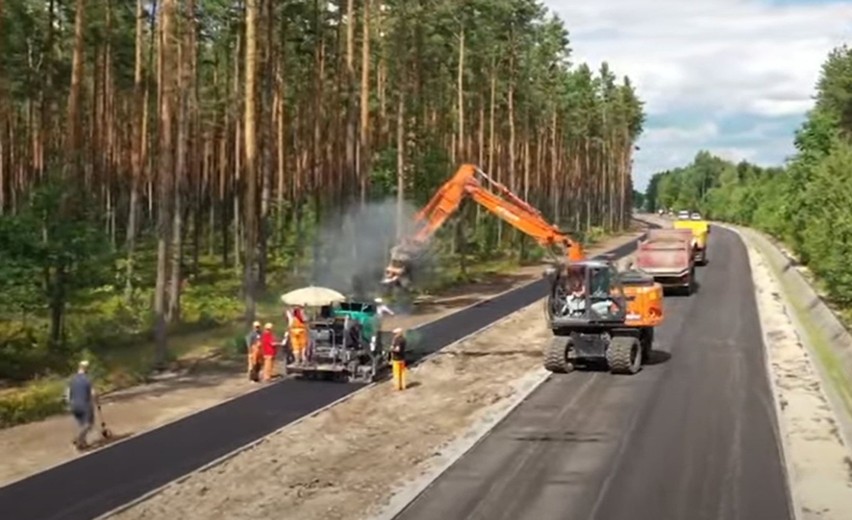 Trwa przebudowa drogi powiatowej na odcinku z Szydłowca do Majdowa. Zobacz postęp prac na zdjęciach i video