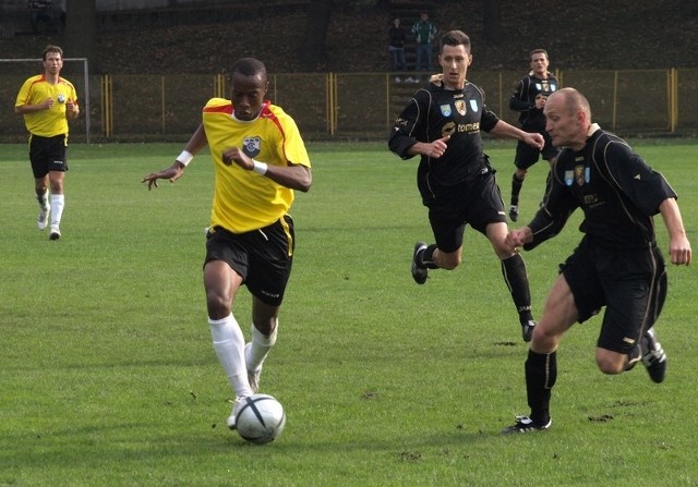 Paschal Ekwueme (z lewej) zdobył w sobotę swojego 8 gola w tym sezonie. Z prawej Marcin Dziewulski.