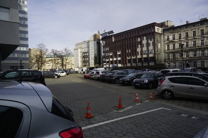 Parking przy ul. Piekary w Poznaniu to jedno z najbardziej...