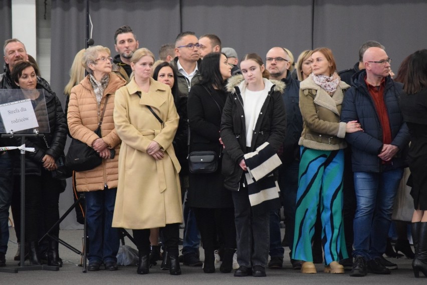 Uczniowie IV LO w Częstochowie bawili się na studniówce....