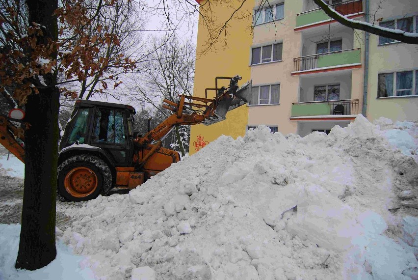 Przy blaszaku od ulicy Czerkaskiej rośnie śnieżna góra....