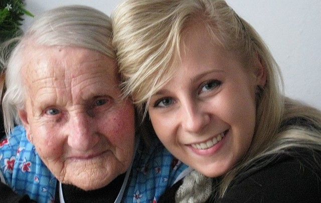 - Nasza babcia jest na 102! - zapewnia prawnuczka Małgosia, która jako pierwsza złożyła życzenia Sabinie Kubeczko z okazji 102 urodzin.