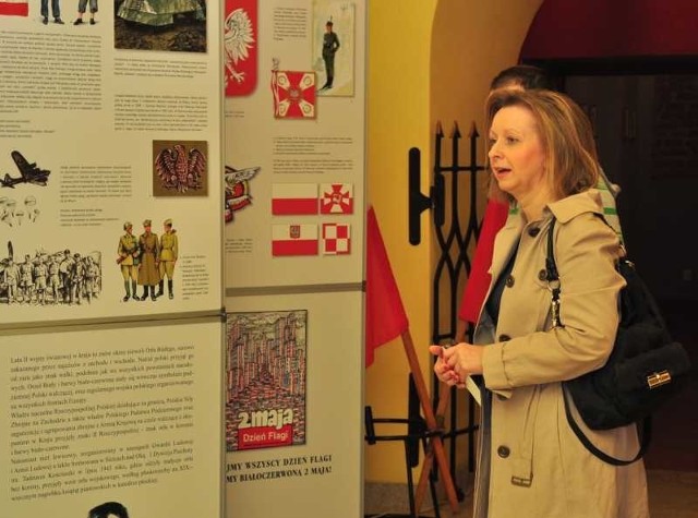 W podziemiach zamku dzikowskiego w Tarnobrzegu można podziwiać ekspozycję fotogramów oraz pamiątek prezentujących historię polskich barw narodowych.