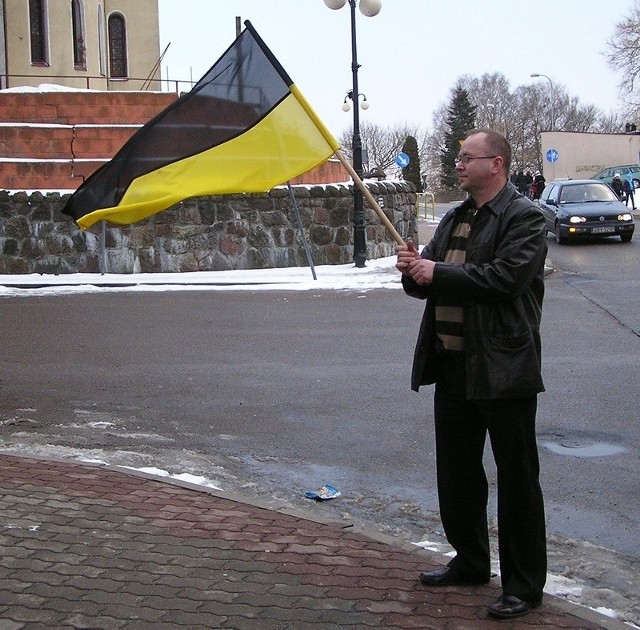 Henryk Telesiński z kaszubską flagą. 