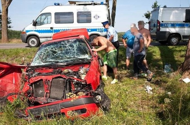 Wypadek dwóch samochodów osobowych.