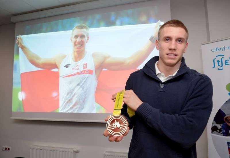 Piotr Lisek pokazał swój medal z Pragi