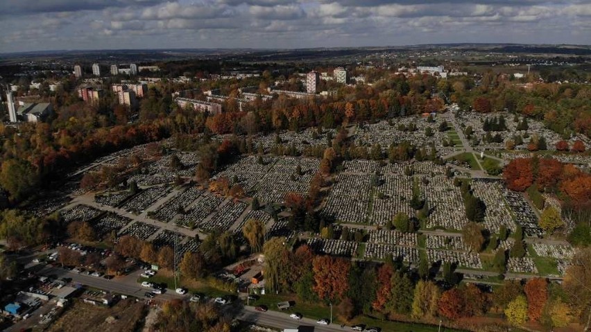 Kraków. Nowohuckie "miasto zmarłych" w jesiennych kolorach [ZDJĘCIA Z DRONA]