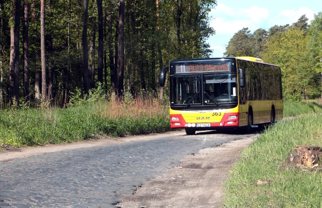 Po niewyremontowanym odcinku ulicy Południowej w Grudziądzu autobusy komunikacji miejskiej jeżdżą w iście żółwim tempie